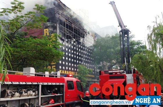 Các điểm kinh doanh karaoke luôn tiềm ẩn nguy cơ cháy, nổ cao nên các chủ cơ sở, nhân viên cần quan tâm công tác PCCC (Trong ảnh: Lực lượng chữa cháy triển khai chữa cháy tại quán Karaoke ZoZo ở quận Thanh Xuân, Hà Nội ngày 31/8/2016)
