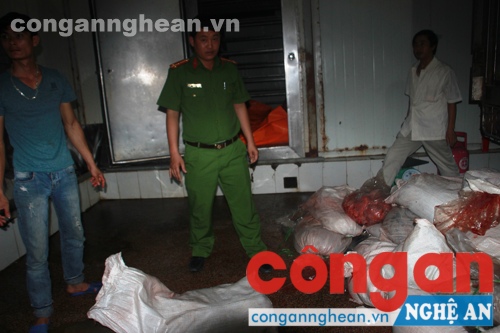 Lực lượng chức năng tiến hành kiểm tra số hàng thu giữ
