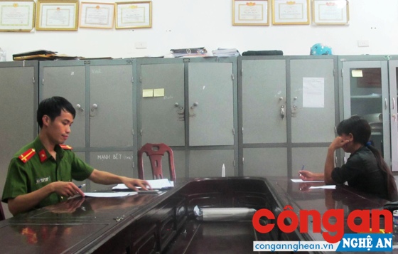 Công an huyện Nghĩa Đàn ghi lời khai đối tượng trong đường dây đánh bạc