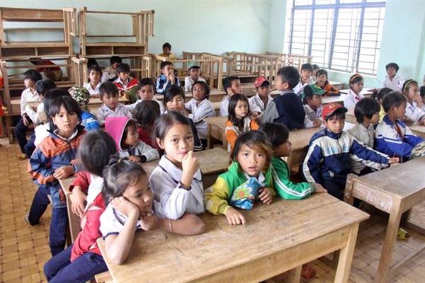 Trẻ em vùng cao gặp nhiều khó khăn trong việc học.