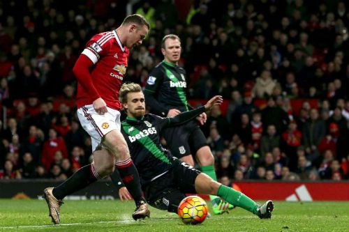 Rooney có duyên gi bàn vào lưới Stoke nhưng khả năng ra san của anh đang được cân nhắc