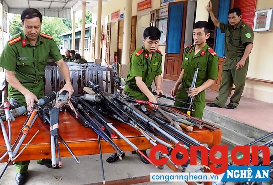 Công an huyện Quỳ Hợp kiểm tra súng tự chế được thu hồi