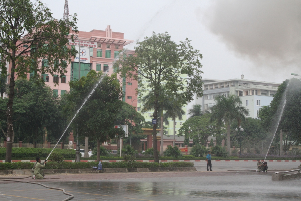 Lực lượng tại chỗ phun nước dập lửa và hướng dẫn người mắc kẹt ra khỏi tòa nhà