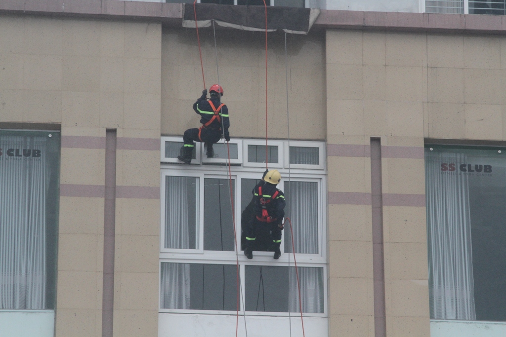 Sau 40 phút với sự chuyên nghiệp của lực lượng chữa cháy, cứu nạn cứu hộ đám cháy được dập tắt hoàn toàn