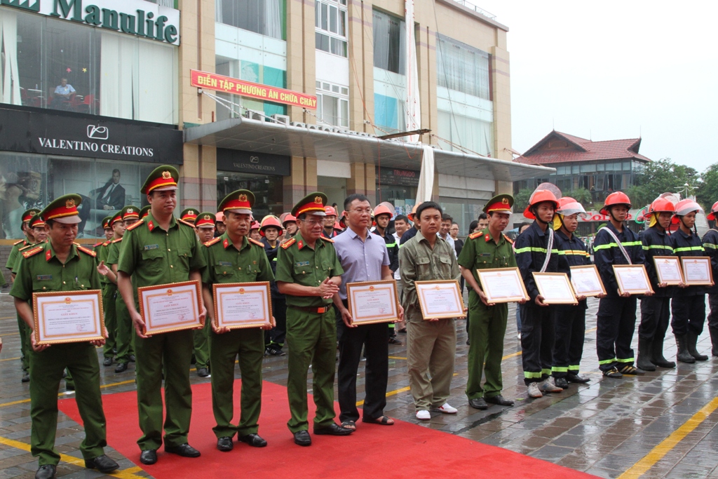 Đại tá Hồ Sỹ Tuấn, Giám đốc Cảnh sát PCCC tặng Giấy khen cho lực lượng tham gia buổi diễn tập