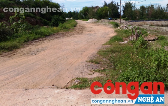 Công trình đê biển chậm tiến độ nhiều năm, ảnh hưởng không nhỏ đến sản xuất, đi lại của người dân trong vùng