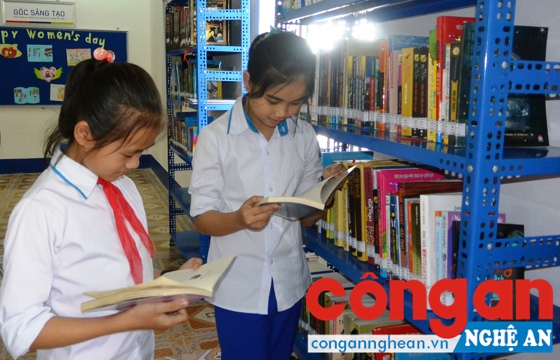 Học sinh Trường THCS Hồ Xuân Hương, huyện Quỳnh Lưu đọc sách tại thư viện