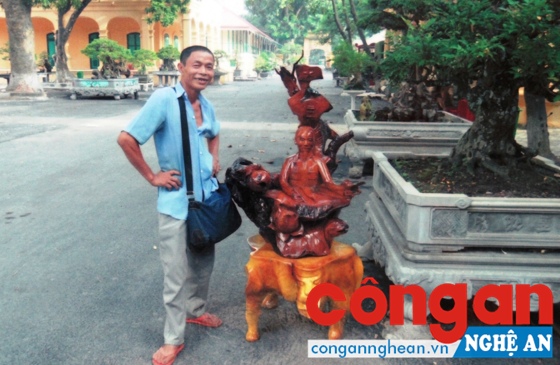 Ông Hùng bên tác phẩm “Thông điệp hòa bình” tham gia triển lãm Đại lễ 1.000 năm Thăng Long - Hà Nội