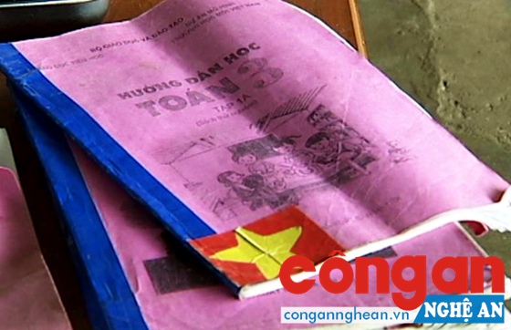 Sách dự án VNEN phôtô phát cho học sinh tại Tân Kỳ