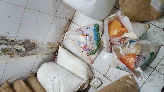  Nhiều bao bì đựng nguyên liệu không rõ nguồn gốc.