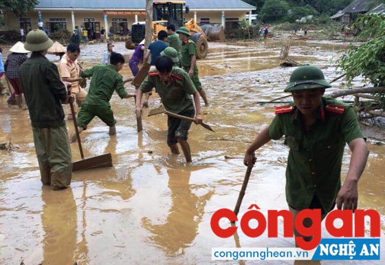 CBCS Công an huyện Tương Dương giúp dân khắc phục hậu quả lũ lụt