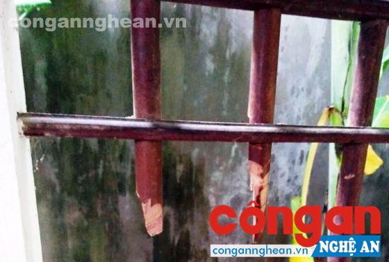  Cửa sổ bị chặt phá