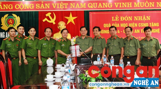 Đoàn lãnh đạo Học viện CSND tặng quà cho Công an Nghệ An