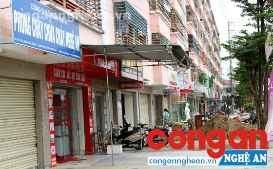 Luật Nhà ở năm 2014 quy định, từ ngày 30/6/2016, không được đặt trụ sở công ty, văn phòng đại diện, song đến nay, rất nhiều các khu chung cư trên địa bàn TP Vinh đang vi phạm quy định này - Trong ảnh: Chung cư Tân Phúc, phường Vinh Tân, TP Vinh cho các đơn vị thuê làm văn phòng - Ảnh: Thiên Thảo