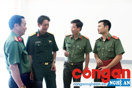 Lãnh đạo Phòng Tổ chức cán bộ Công an tỉnh và lãnh đạo khoa, phòng Trường Quân sự tỉnh trao đổi nội dung bồi dưỡng kiến thức QP-AN