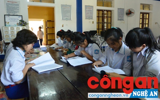 Học sinh đọc sách tại thư viện trong giờ ra chơi