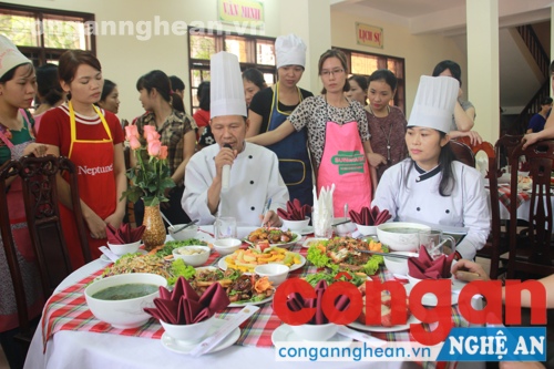 Ban giám khảo tiến hành chấm phần thi