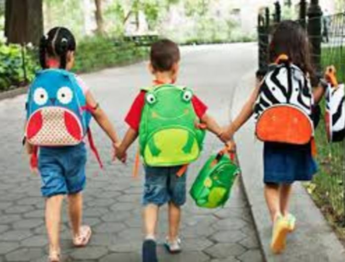Quyền của trẻ em là được học tập, vui chơi. Ảnh minh họa