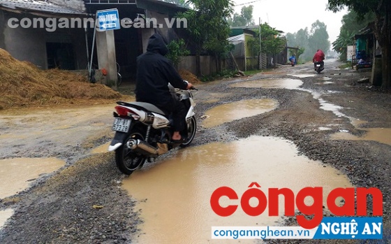 Tuyến đường xuống cấp nghiêm trọng tạo thành những hố sâu gây nguy hiểm cho người và phương tiện khi tham gia giao thông