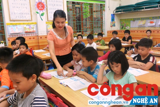 Những điều chỉnh, thay đổi của Thông tư 22 đã giảm bớt áp lực về sổ sách cho đội ngũ giáo viên tiểu học (Trong ảnh: Giờ học của học sinh lớp 2H, Trường Tiểu học Lê Lợi, TP Vinh)