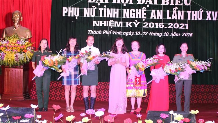 Đại diện Hội LHPN Nghệ An tặng hoa cho các đoàn tham dự đêm văn nghệ.