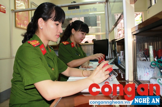  CBCS Phòng Cảnh sát QLHC về TTXH tiến hành kiểm tra con dấu