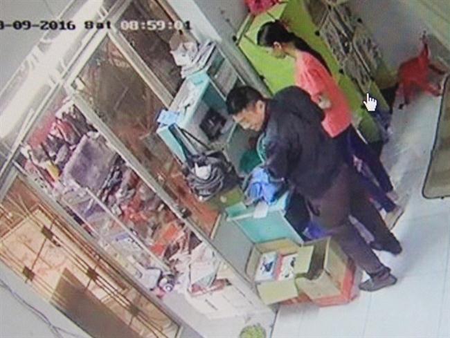 Vị khách bí ẩn lấy tiền của một chủ cửa hàng tạp hóa được camera ghi lại.