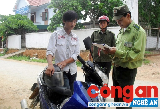 Công an xã Tân An (Tân Kỳ) tham gia đảm bảo trật tự ATGT (Ảnh tư liệu)