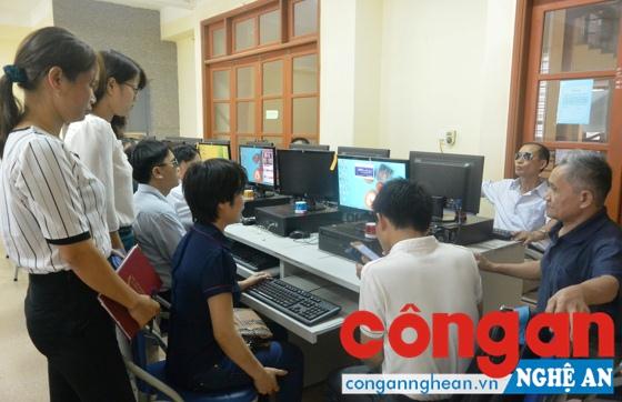Người khuyết tật được hướng dẫn cách sử dụng máy vi tính và truy cập mạng internet