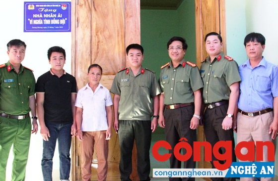 Đồng chí Đại tá Hồ Văn Tứ, Phó Bí thư Đảng ủy, Phó Giám đốc Công an tỉnh và BCH Đoàn Thanh niên tặng nhà tình nghĩa cho cán bộ Công an có hoàn cảnh khó khăn - Ảnh: Xuân Thống