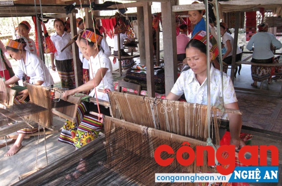 Nghề dệt thổ cẩm tại các huyện miền núi chủ yếu phục vụ cá nhân