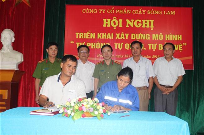 Đại diện cán bộ công nhân viên ký cam kết xây dựng mô hình “tự phòng, tự quản, tự bảo vệ”