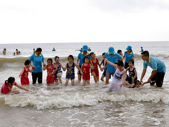 Các em nhỏ vui chơi trên biển trong chương trình “Thắp sáng niềm tin lần thứ 13, năm 2016”.