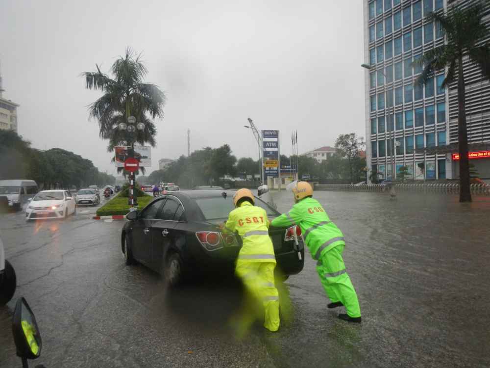 CSGT đẩy một chiếc xe chết máy để lấy lối đi cho phương tiện khác