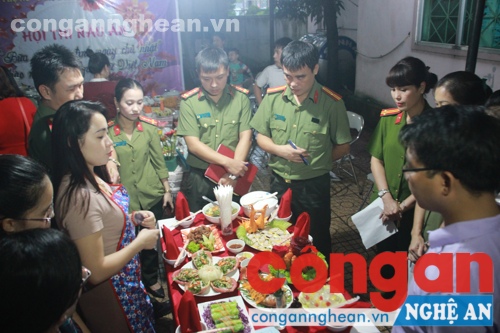 Ban giám khảo chấm điểm 
