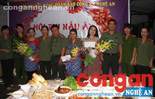 Ban tổ chức trao giải cho các đội