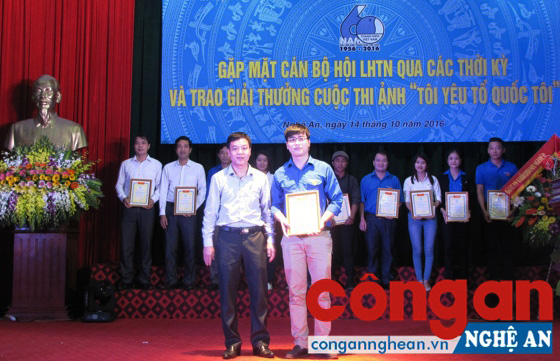 Đồng chí Phạm Tuấn Vinh, Bí thư Tỉnh đoàn trao giải Nhất cuộc thi ảnh “Tôi yêu Tổ quốc tôi” cho đồng chí Trần Bá Cường