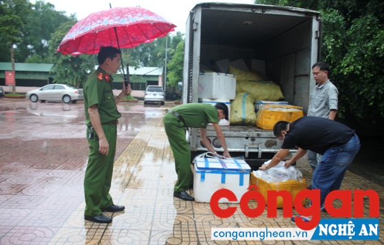 Lực lượng Công an kiểm đếm tang vật thu giữ