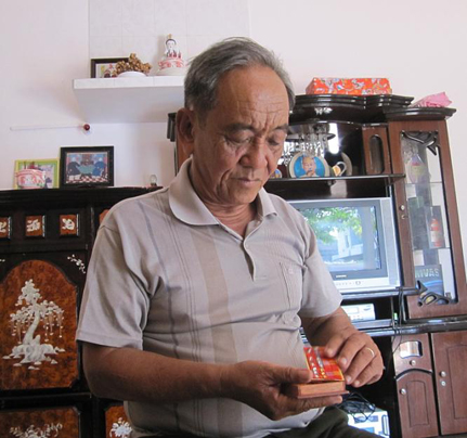 Ông Nguyễn Sơn, luôn trân trọng những tấm huân chương ghi nhận một thời vào sinh ra tử. Ảnh: MAI THẮNG