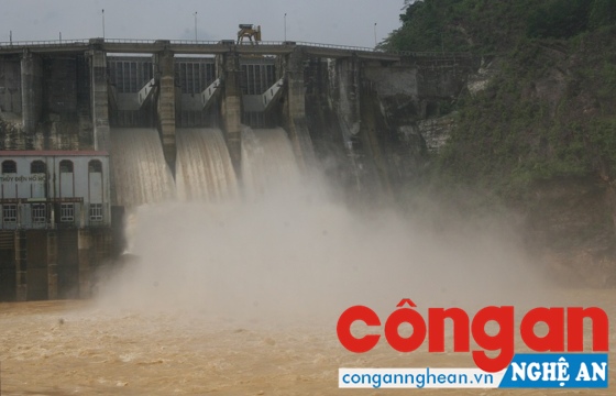Đập Hố Hô, xả lũ gây nên lũ lụt tại huyện Hương Khê