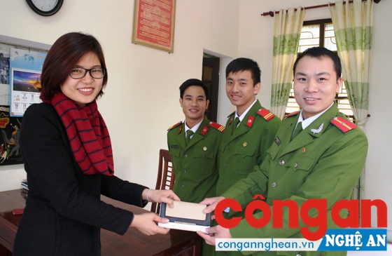 CBCS Đội CSBV mục tiêu Công an tỉnh trả lại tài sản bị đánh rơi cho người dân