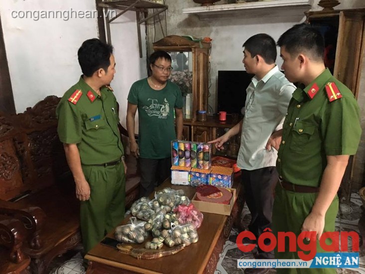 Tổ công tác Công an phường Hòa Hiếu kiểm tra tang vật