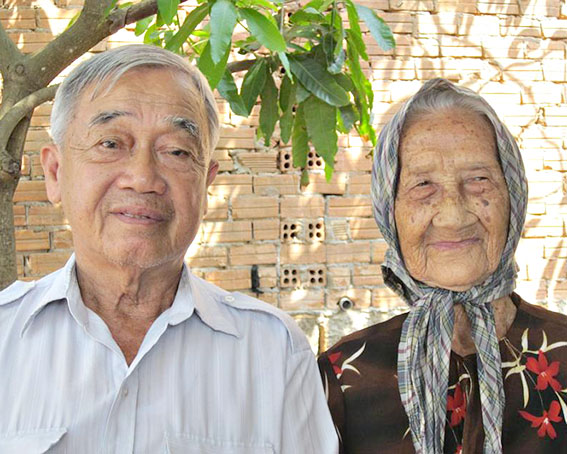 Má Mười và con trai Lê Hà.