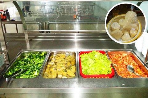 Những thực phẩm vừa chế biến này đều sử dụng hạt nêm “3 không” (gói nhỏ ở góc trên)