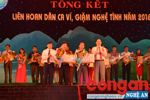 Trao thưởng cho CLB giành giải Nhất