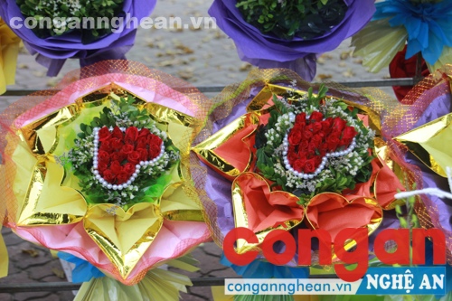 Nhiều bó hoa, lẵng hoa được trưung bày khá bắt mắt