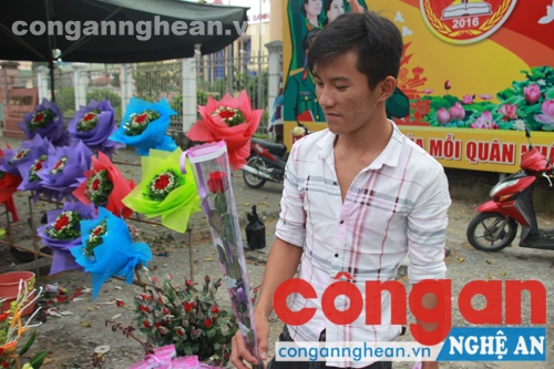Còn với anh chàng này thay vì mua bo hoa to nhưng các bạn nam khác thì chọn cho người bạn gái 1 bông hoa