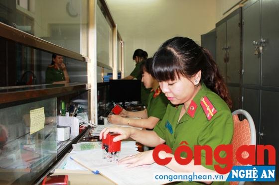 CBCS Phòng Cảnh sát QLHC về TTXH Công an Nghệ An kiểm tra con dấu tại đơn vị
