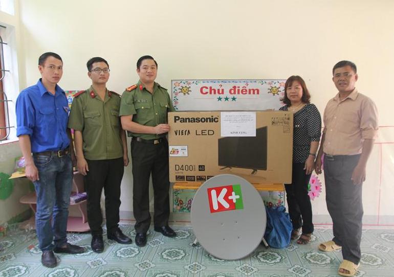 Thừa ủy quyền đồng chí Giám đốc, Đại úy Hoàng Lê Anh, Bí thư Đoàn Thanh niên Công an tỉnh trao quà cho Trường mầm non xã Bảo Thắng