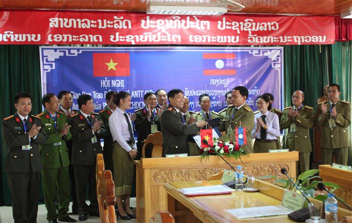 Đại diện lãnh đạo 2 tỉnh ký kết hợp tác bảo vệ ANTT